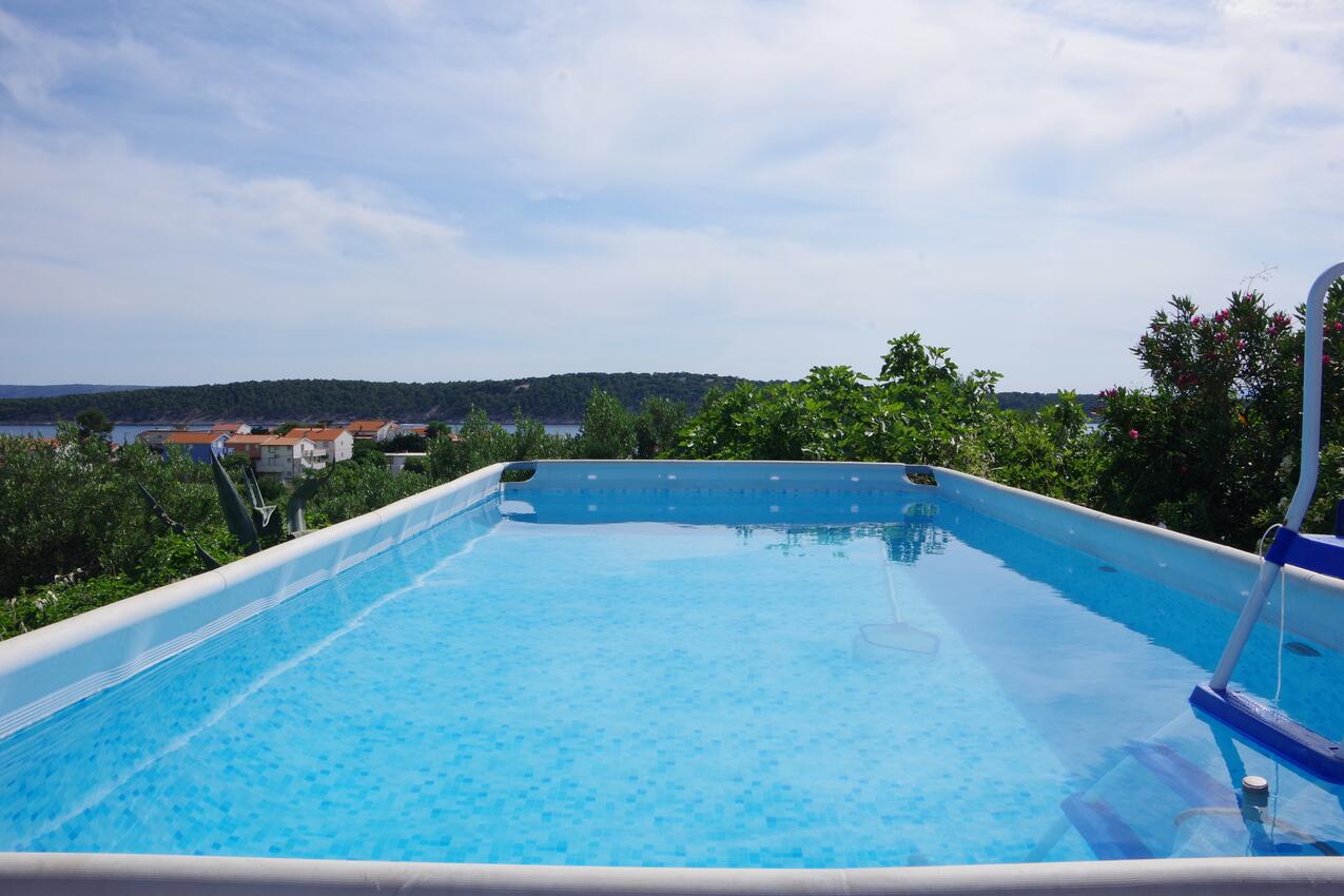 Apartmani s bazenom pogodni za obitelji s djecom Barbat, Rab - 4988