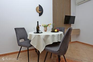 Apartmaji z bazenom za družine z otroci Banjol, Rab - 5007