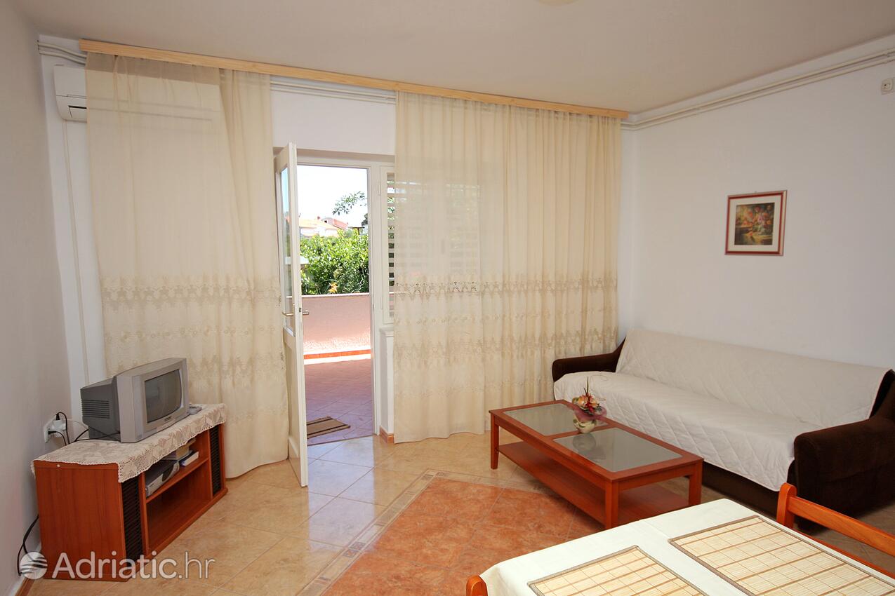 Apartmani s bazenom pogodni za obitelji s djecom Banjol, Rab - 5007