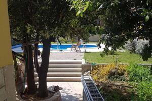 Apartmaji z bazenom za družine z otroci Banjol, Rab - 5007