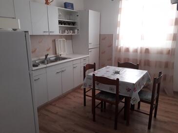 Apartmanok és szobák parkolóhellyel Barbat, Rab - 5070