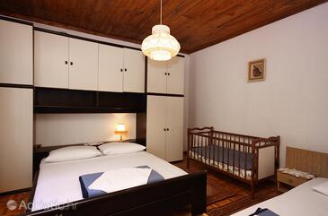 Apartmanok családok részére medencével Mundanije, Rab - 5072