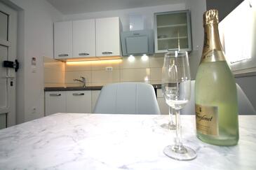 Апартаменти для сім'ї з басейном Тісно - Tisno, Муртер - Murter - 5073