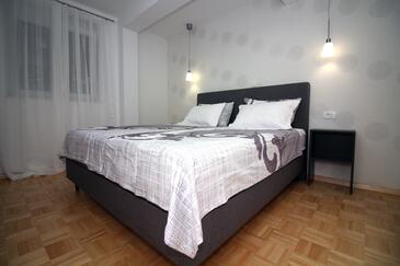 Apartmani s bazenom pogodni za obitelji s djecom Tisno, Murter - 5073