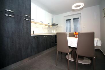 Apartmani s bazenom pogodni za obitelji s djecom Tisno, Murter - 5073