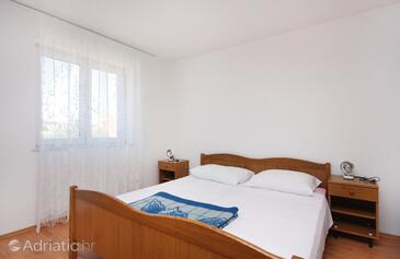 Apartments with parking space Murter - 5084