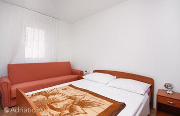 Apartments with parking space Murter - 5084