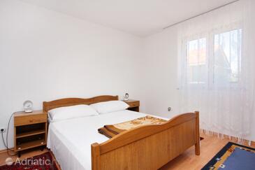 Apartments with parking space Murter - 5084