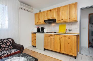 Apartments with parking space Murter - 5084