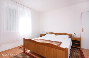 Apartments with parking space Murter - 5084