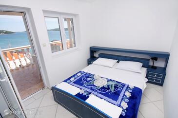 Apartmani uz more Tisno, Murter - 5086