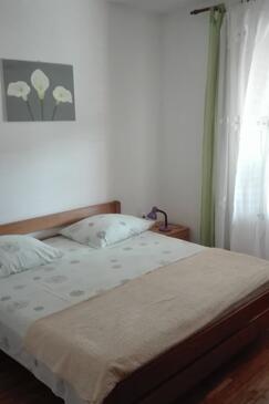 Apartments with parking space Murter - 5098