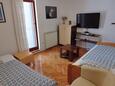 Tisno, Camera de zi în unitate de cazare tip apartment, animale de companie sunt acceptate şi WiFi.