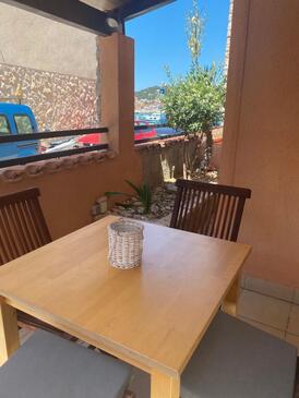 Apartmány s terasou Tisno, Severní Dalmácie