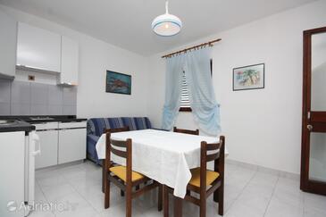 Apartments with parking space Murter - 5115