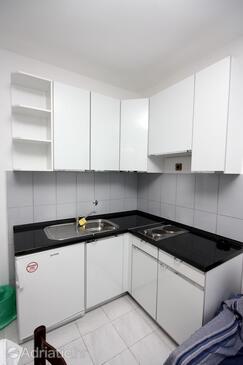 Apartments with parking space Murter - 5115