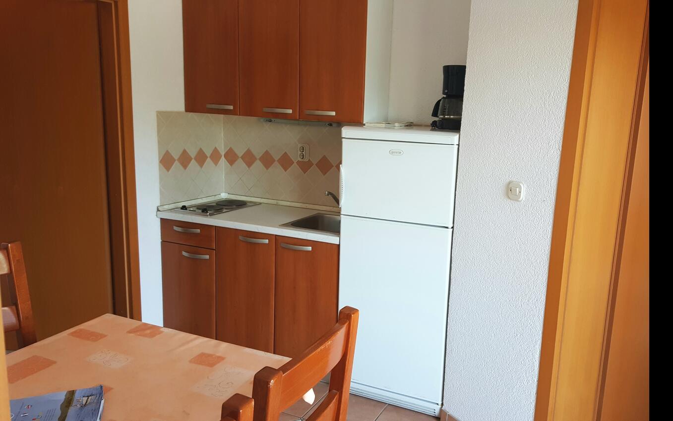 A-5120-f - Private accommodation - Apartments by the sea Jezera, Murter