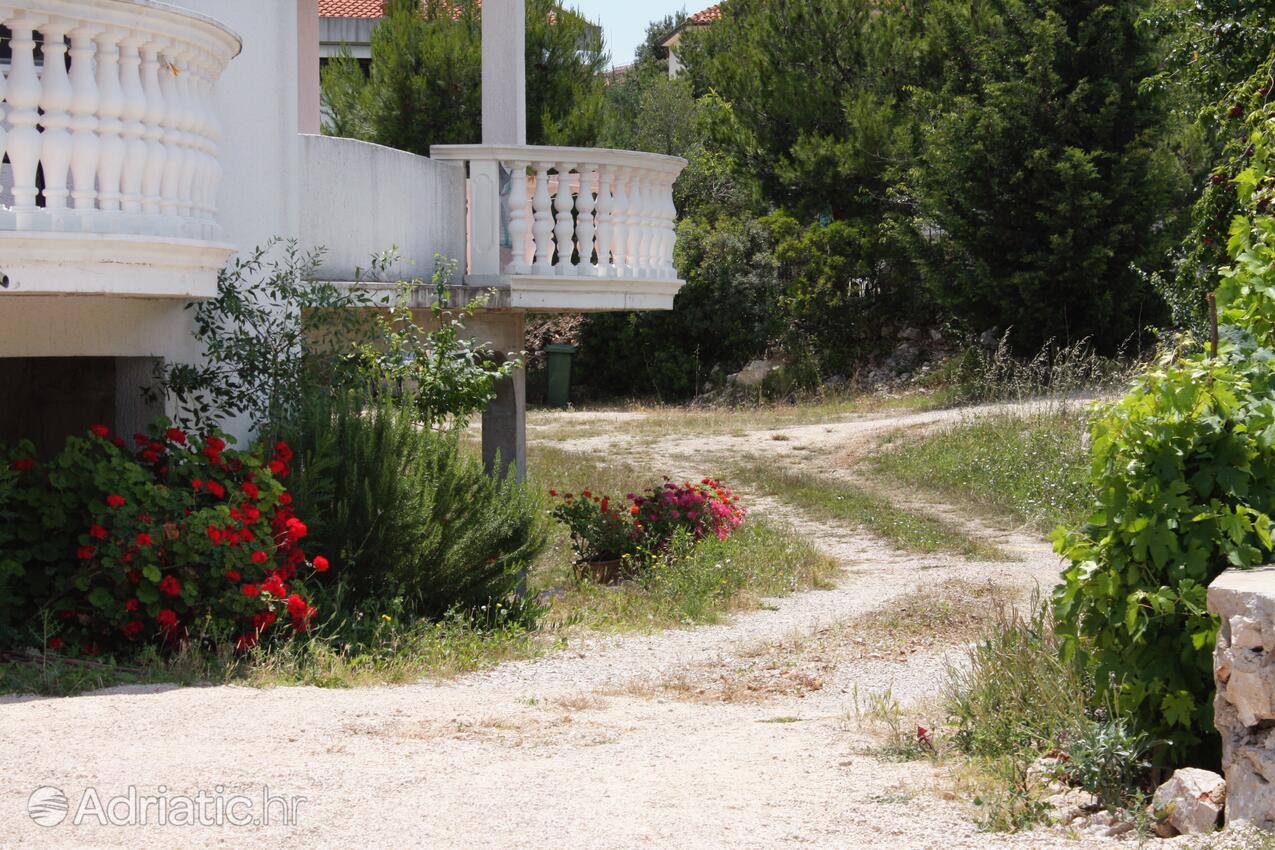 Courtyard - Apartments by the sea Jezera, Murter