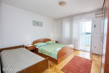 Apartments by the sea Tisno, Murter - 5130