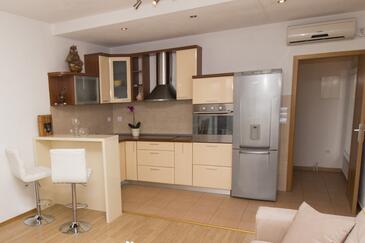 Appartamenti con parcheggio Pisak, Almissa - Omiš - 5154