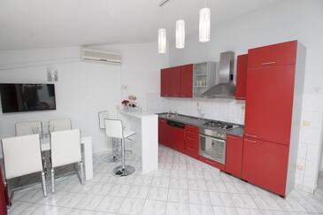 Apartmanok parkolóhellyel Pisak, Omis - 5154