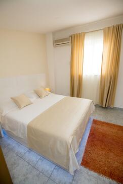 Apartments with parking space Pisak, Omiš - 5154