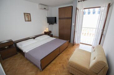 Apartments with parking space Pisak, Omiš - 5154