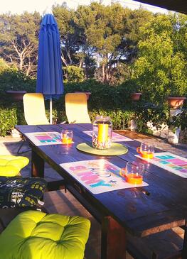 Ferienwohnungen mit Parkplatz Rogac, Solta - 5165