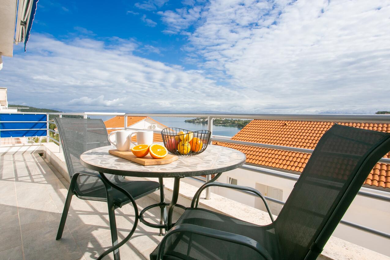 Apartamente cu parcare Necujam, Solta - 5178