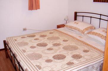 Family-friendly apartments with swimming pool Maslinica, Šolta - 5180