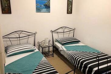 Apartmanok családok részére medencével Rogac, Solta - 5183