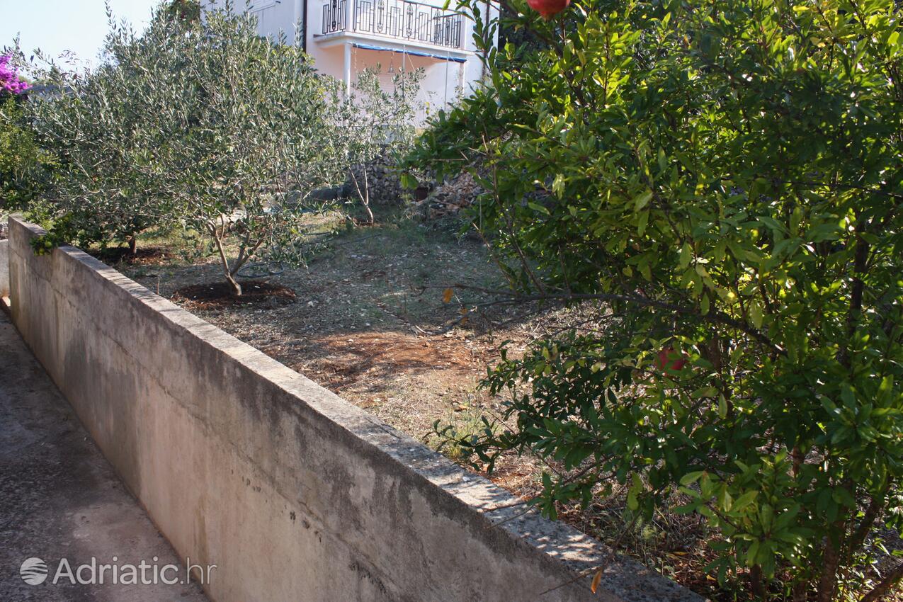 Giardino - Appartamenti accanto al mare Necujam, Solta