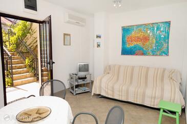 Apartments by the sea Sutivan, Brač - 5200