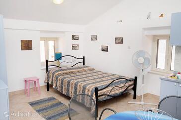 Apartments by the sea Sutivan, Brač - 5200