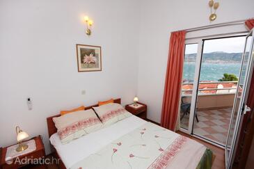 Apartments by the sea Slatine, Čiovo - 5217