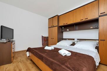 Apartments by the sea Cove Pokrivenik, Hvar - 5223