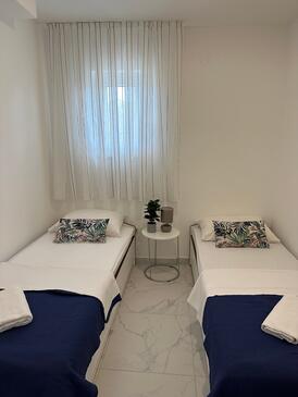 Apartmanok a tenger mellett medencével Okrug Donji, Ciovo - 5244