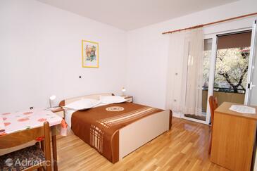 Apartments with parking space Makarska - 5264