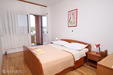 Apartments with parking space Makarska - 5264