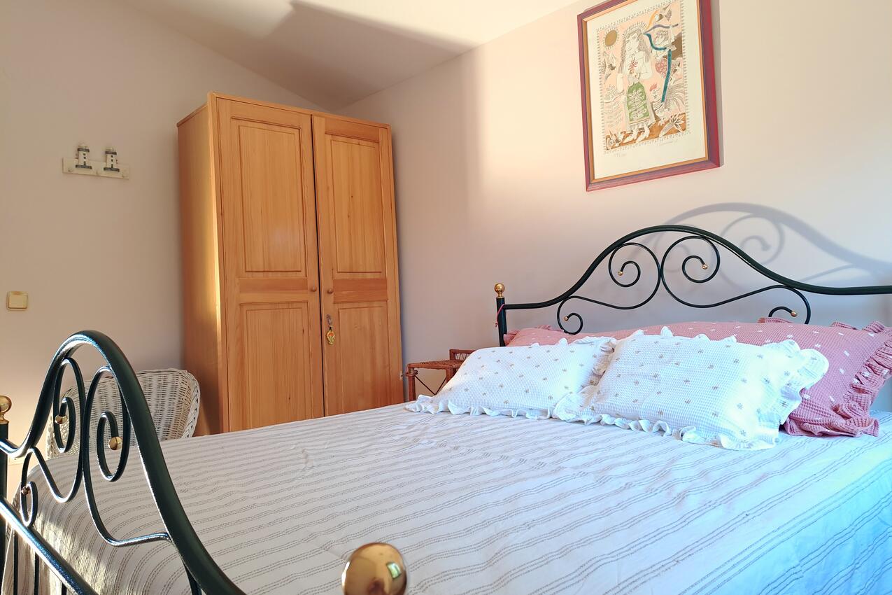 A-5270-d - Privatni smještaj - Apartmani uz more Grebaštica, Šibenik