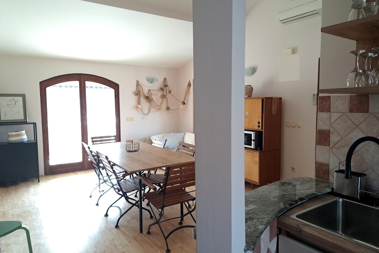 A-5270-d - Privatni smještaj - Apartmani uz more Grebaštica, Šibenik