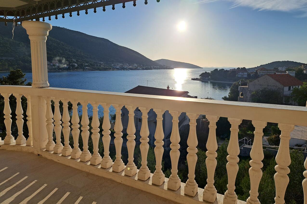 A-5270-d - Privatni smještaj - Apartmani uz more Grebaštica, Šibenik