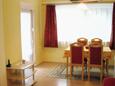 Jadranovo, Dining room in the apartment, air condition available and WiFi.