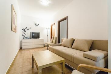 Apartmaji z bazenom za družine z otroci Sveti Anton, Krk - 5291