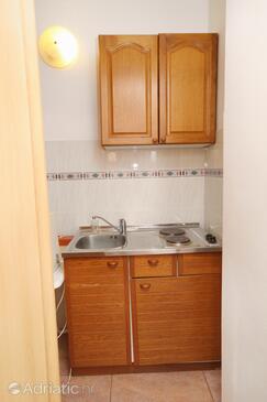 Apartmaji in sobe s parkingom Krk - 5294