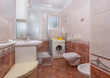 Apartments with terrace Njivice, Kvarner