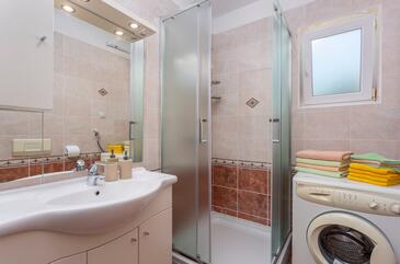 Apartments with terrace Njivice, Kvarner