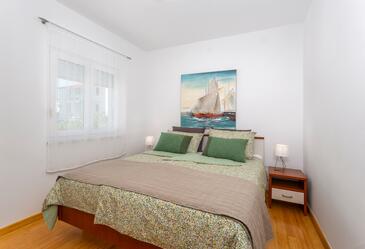 Apartments with terrace Njivice, Kvarner