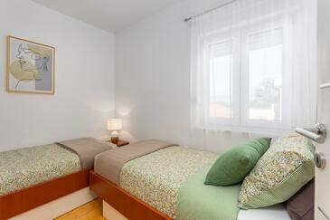 Apartments with terrace Njivice, Kvarner