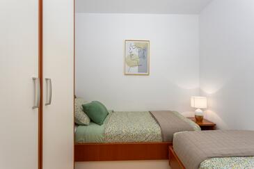 Apartments with terrace Njivice, Kvarner